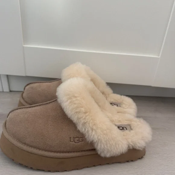 UGG Women's Cream and Tan Sheepskin Slippers on platform - Picture 2 of 9